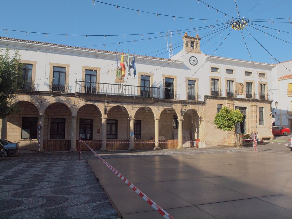 valencia de alcantara, plaza mayor by jose robledo 