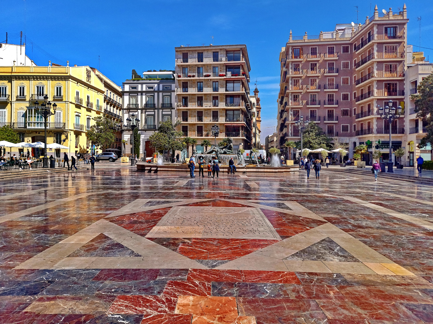 Valencia, Plaza de la Vírgen - der Platz aus Marmor