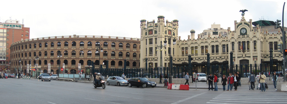 valencia,  plaza de toros y estación del norte