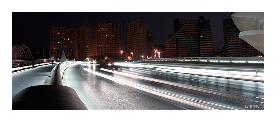 Valencia - Spain - Brücke zwischen Oper und Kino