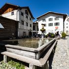 Valendas - Dorfplatz mit dem grössten historischen Holzbrunnen Europas