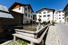 Valendas - Dorfplatz mit dem grössten historischen Holzbrunnen Europas