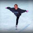 Valentina aime glisser sur la glace