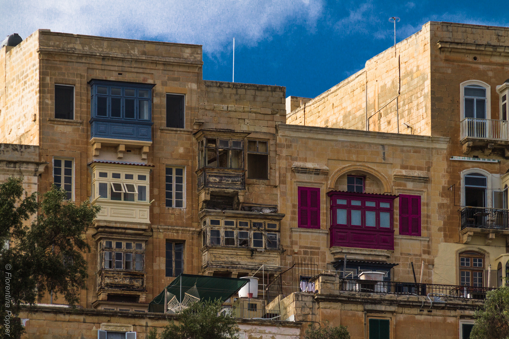 Valetta, Colorful window next to abandoned