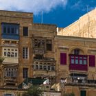 Valetta, Colorful window next to abandoned