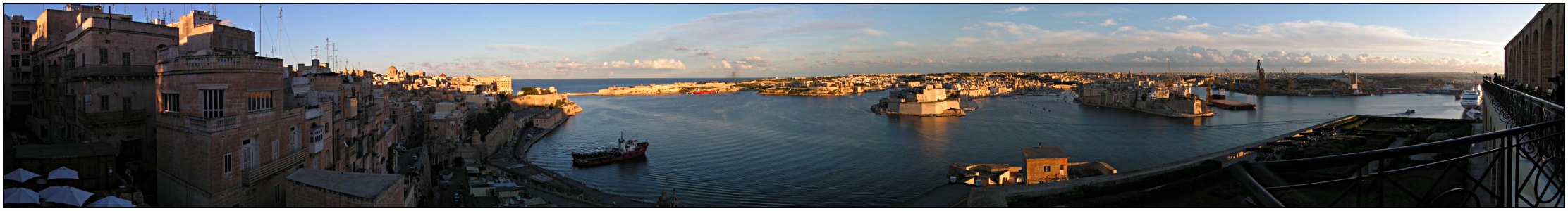 Valetta - der typische Blick über den Hafen (Pano)