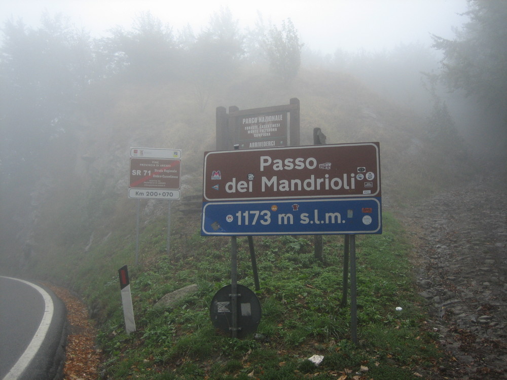 Valico dei Mandrioli con la nebbia