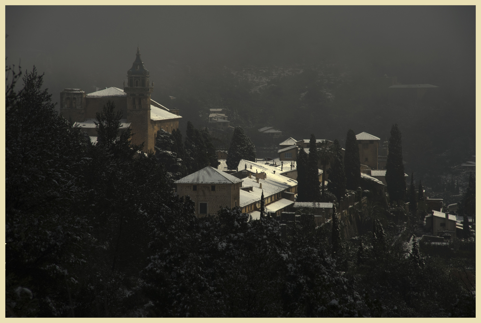 valldemossa bajo una tenue luz de invierno