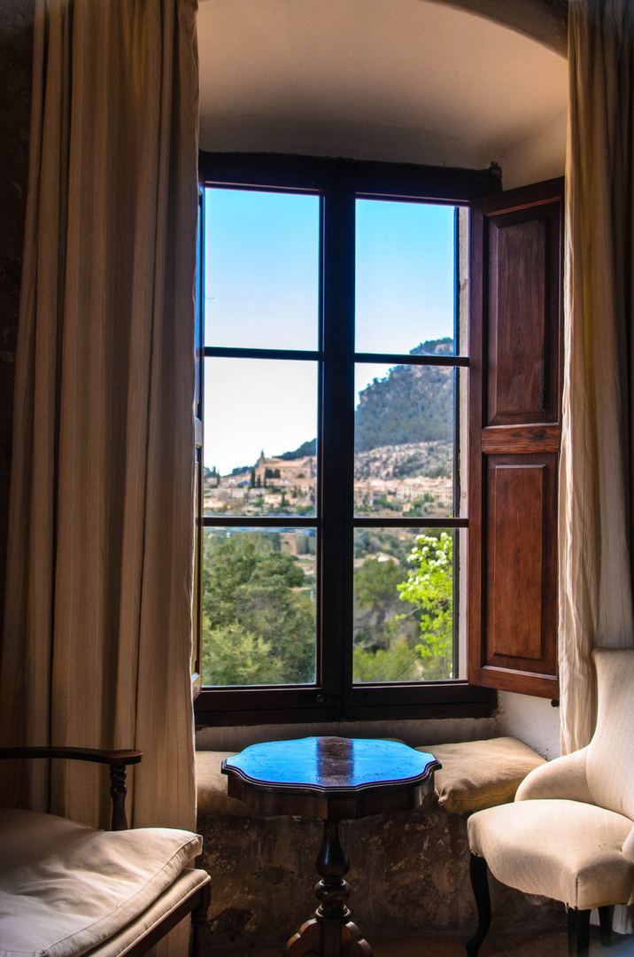 Valldemossa durch altes Fenster