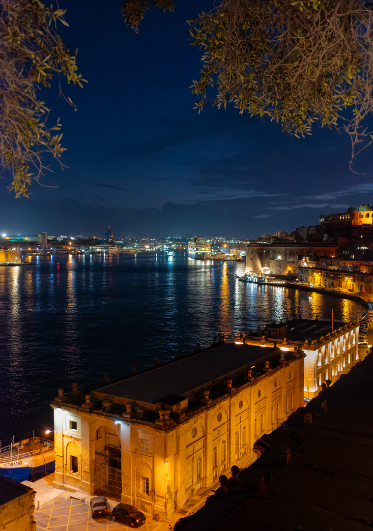 Valletta bei Nacht Hafen