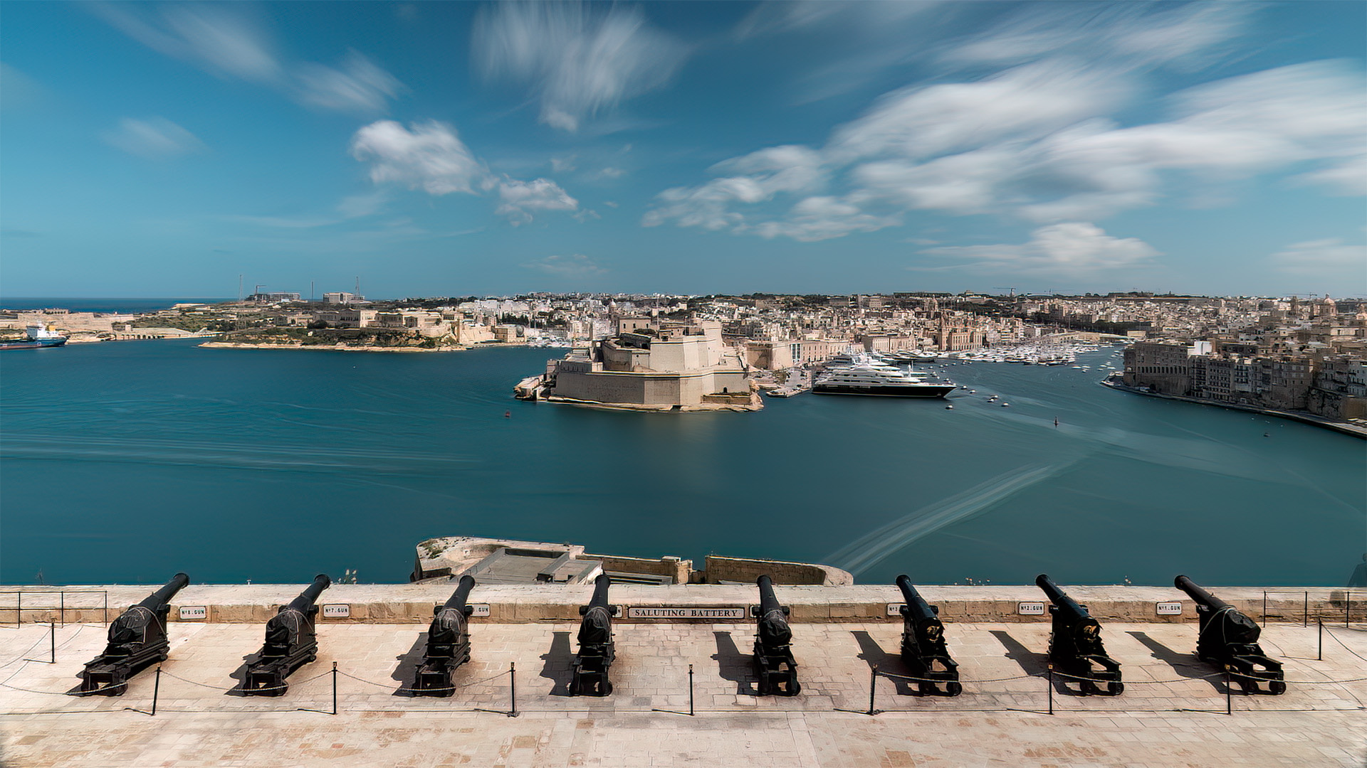"Vallettas kraftvolle Kanonen: Die Saluting Battery als wichtiges Wahrzeichen Maltas"
