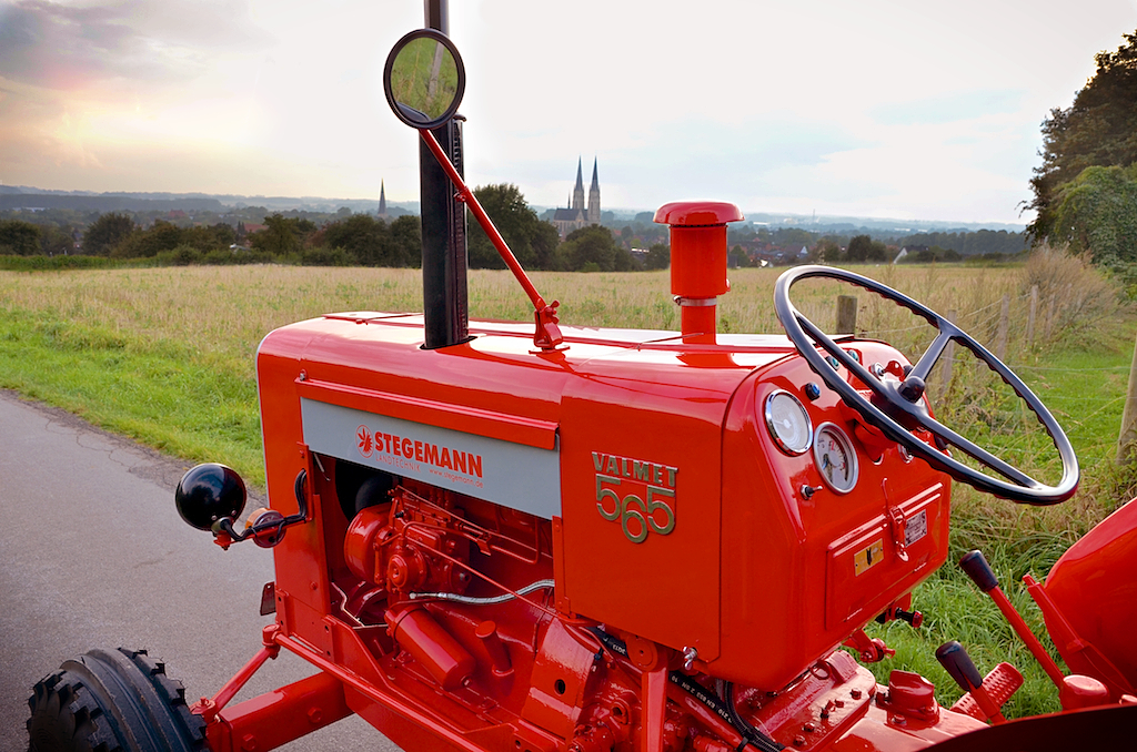 Valmet 565 und im Hintergrund die Stadt Billerbeck im Münsterland