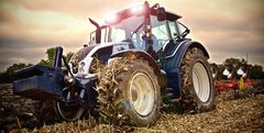 Valtra N123 H5 mit einem Pöttinger SERVO 35 S P-/46 Wc Pflug