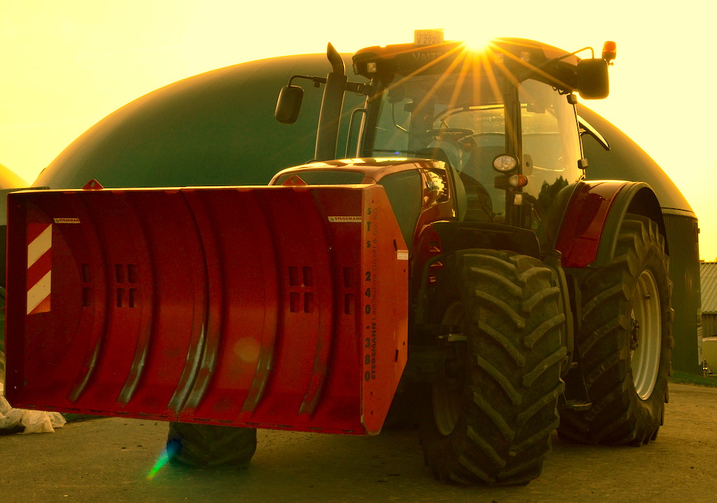 Valtra S292 mit einem STEGEMANN Teleskop-Maisschiebeschild