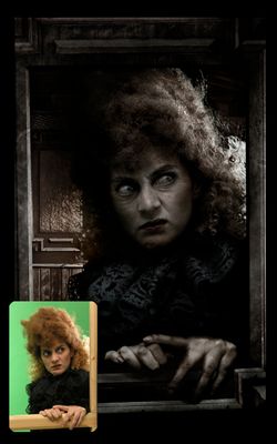 Vampira asomada a la ventana de su carruaje