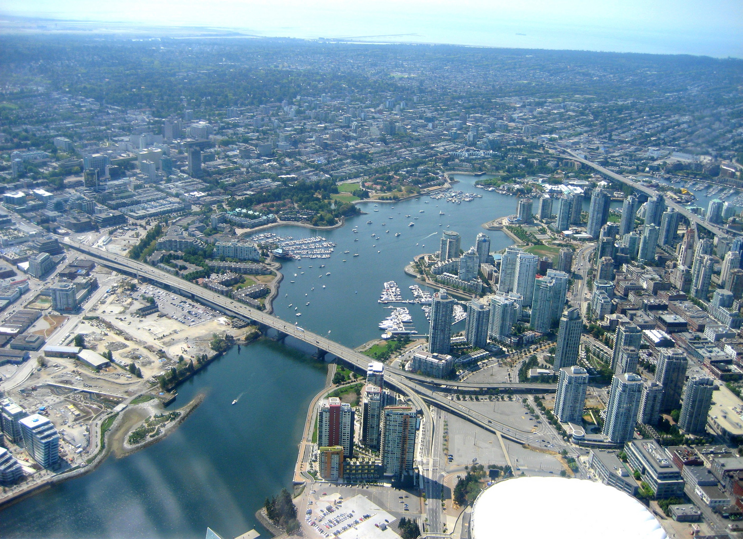 Vancouver aus der Luft mit Blick auf den False creek mit Granville Island rechts oben