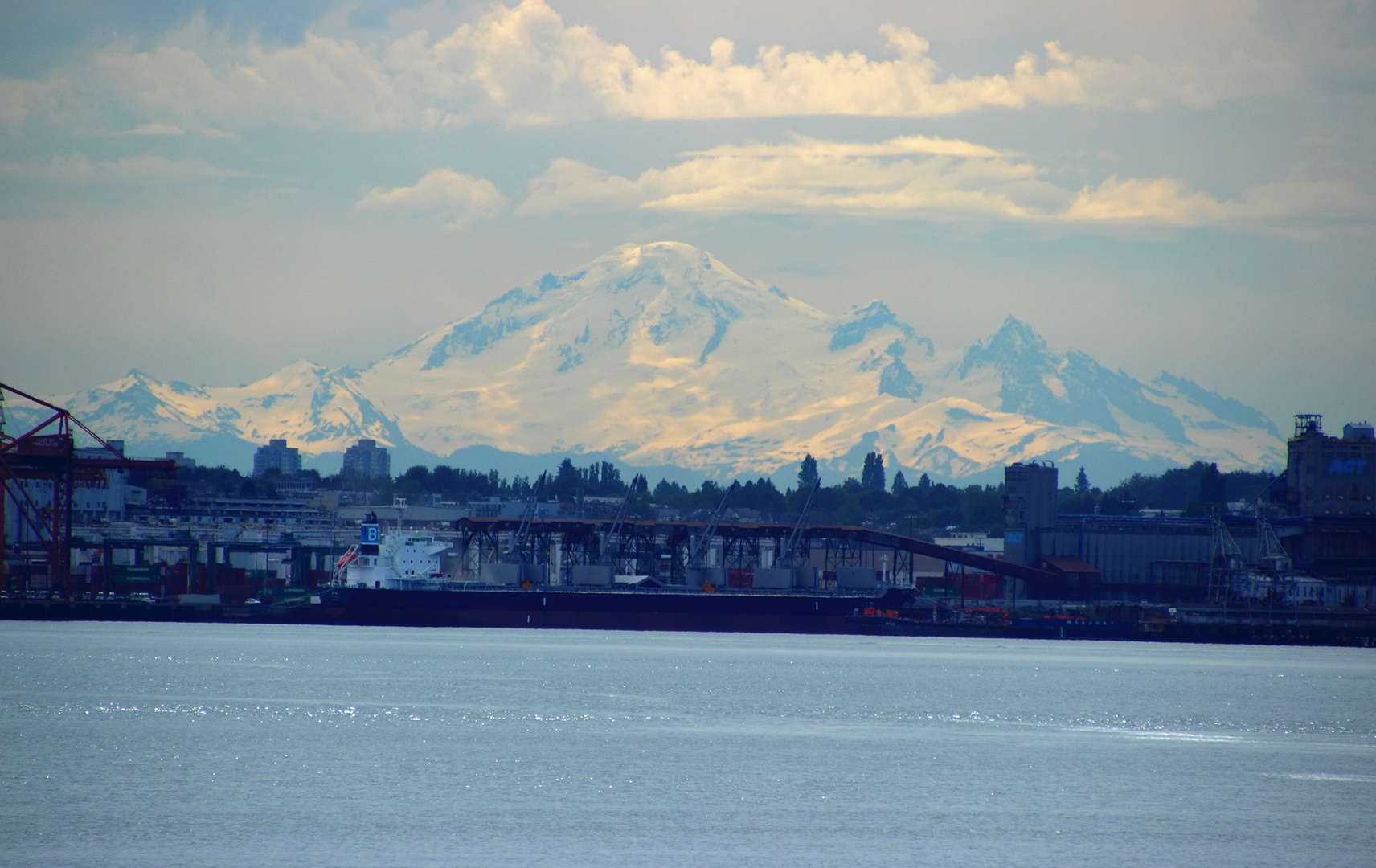 Vancouver - Blick auf den Hafen und Coast Mountains.