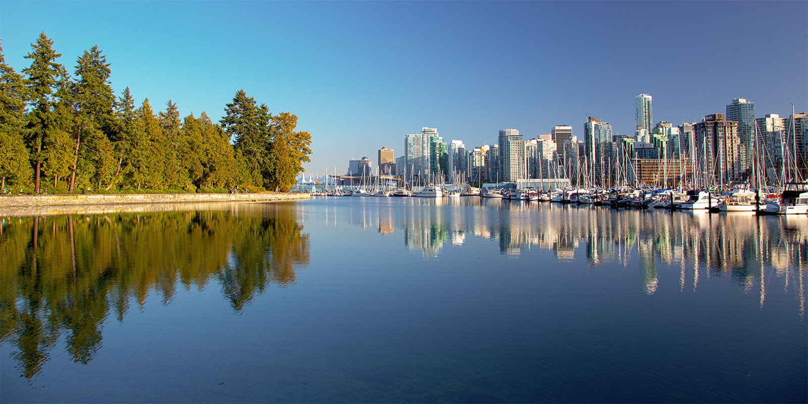 VANCOUVER - DOWNTOWN, WATERFRONT AND STANLEY PARK WITH REFELCTIONS