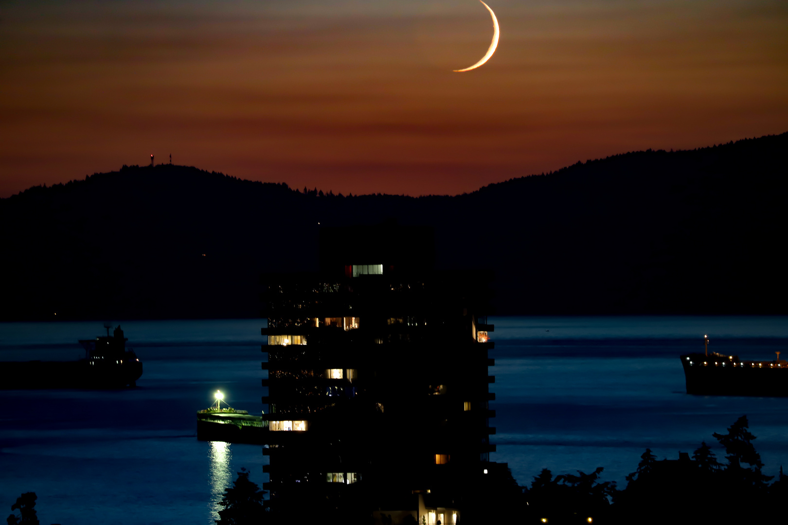 Vancouver moon rising...