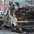 Vandalismus im Ostend - ausgebranntes Auto auf der neuen Straße am Hafenpark