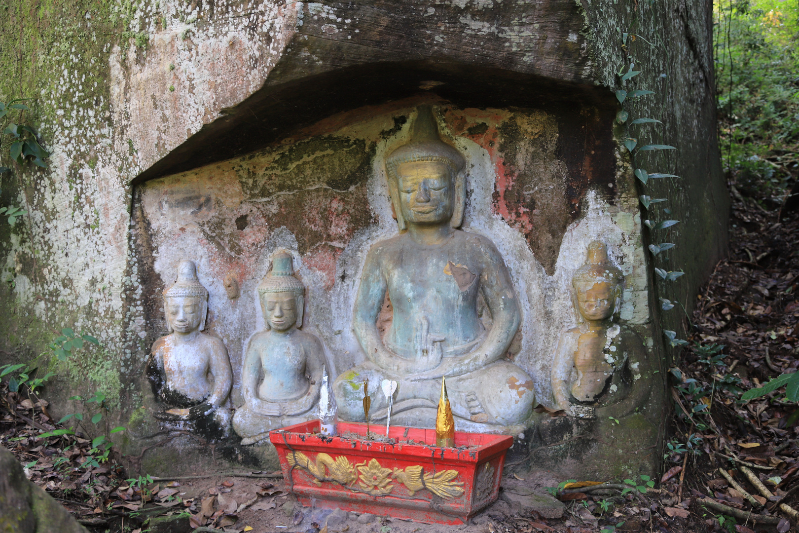 Vang Sang Buddhas (2)