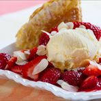 Vanilleeis mit Erdbeeren