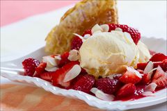 Vanilleeis mit Erdbeeren