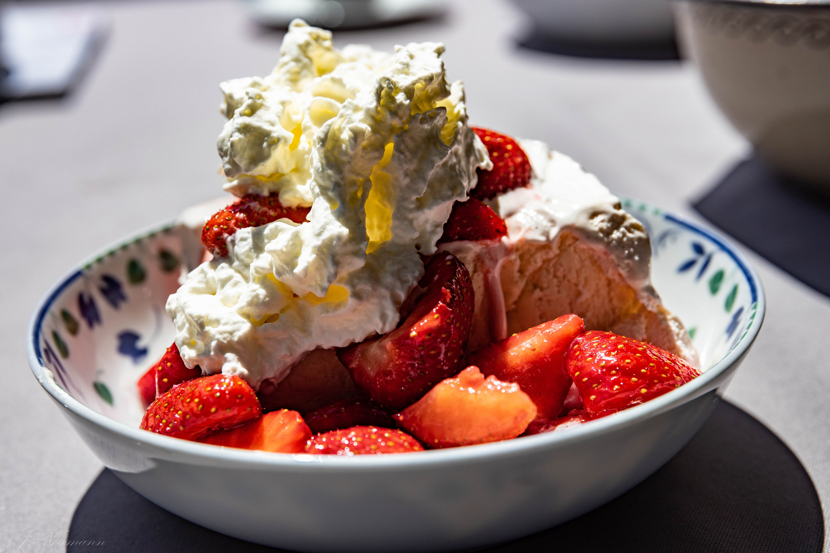 Vanilleeis mit Erdbeeren und Sahne