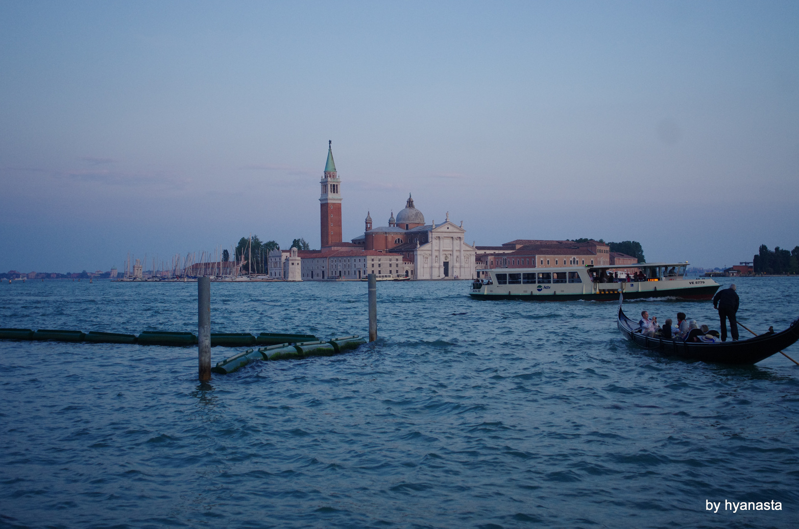 ... ...vaporetti e gondole in laguna ... e sullo sfondo ...san Giorgio Maggiore ...