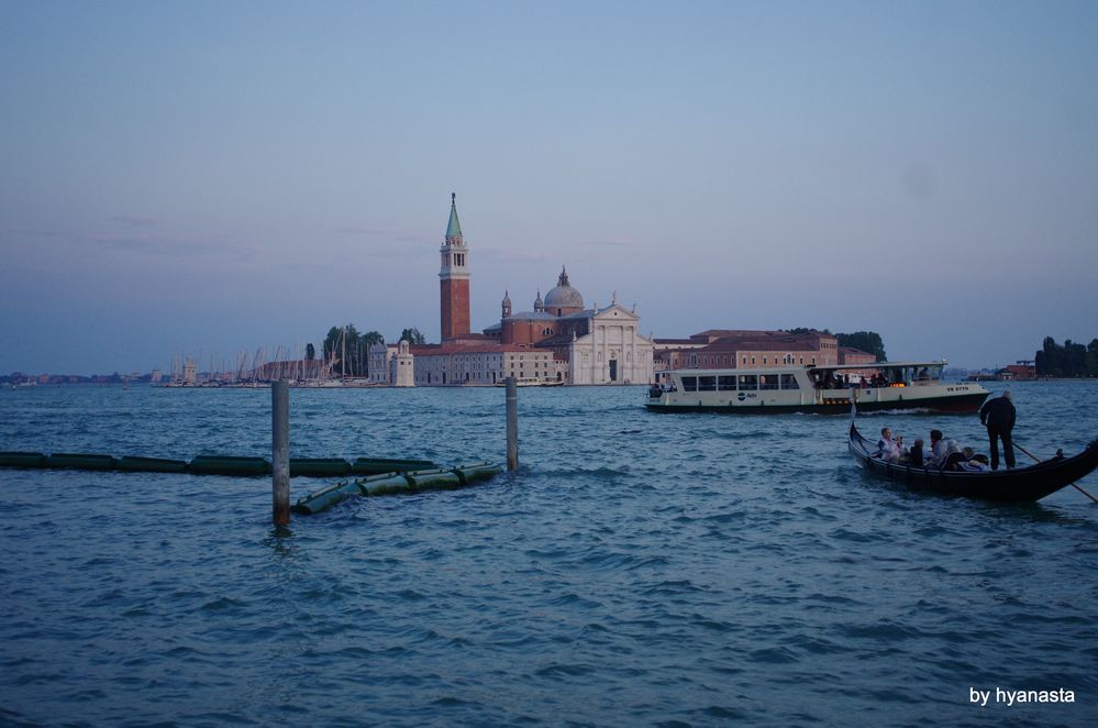 ... ...vaporetti e gondole in laguna ... e sullo sfondo ...san Giorgio Maggiore ...