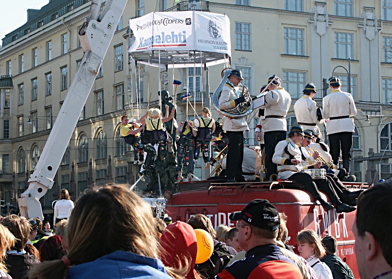 Vappu - Putzen der Statue