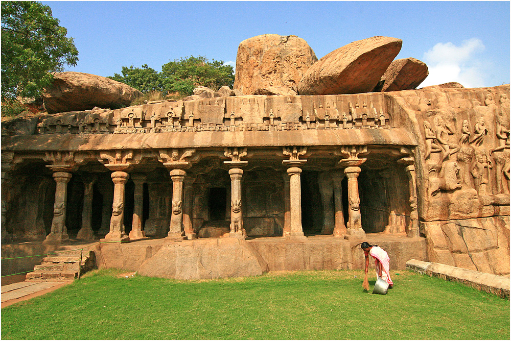 Varaha Mandapam mit anschließendem Felsenrelief