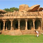 Varaha Mandapam mit anschließendem Felsenrelief