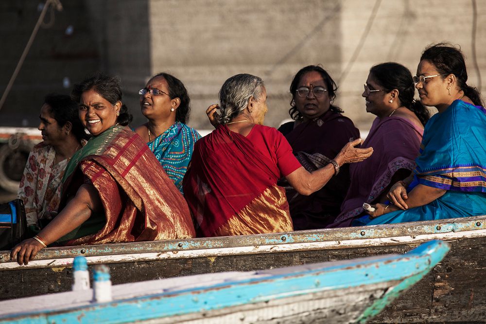 VARANASI, DONNE IN BARCA SUL GANGE