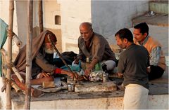 Varanasi, Frühstück mit Blick zur Leichenverbrennungsstätte....