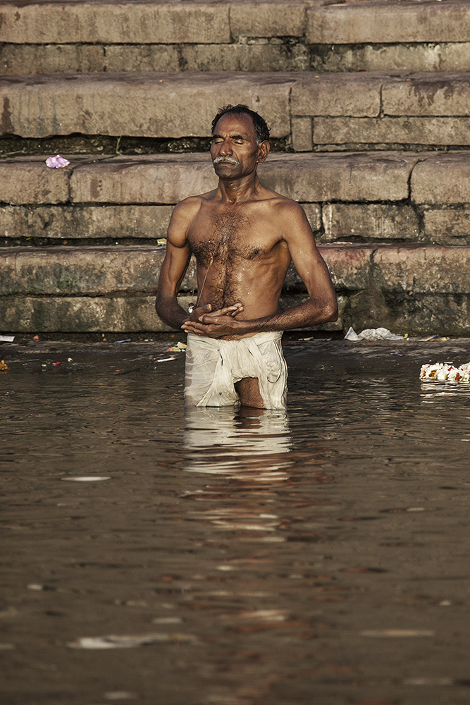 VARANASI, UOMO CHE PREGA NEL GANGE