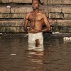 VARANASI, UOMO CHE PREGA NEL GANGE