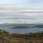 Varden mit Blick über Finnsnes und Gisundbrücke