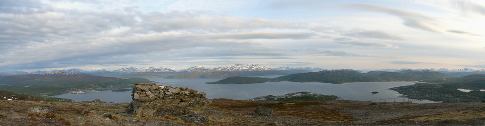 Varden mit Blick über Finnsnes und Gisundbrücke