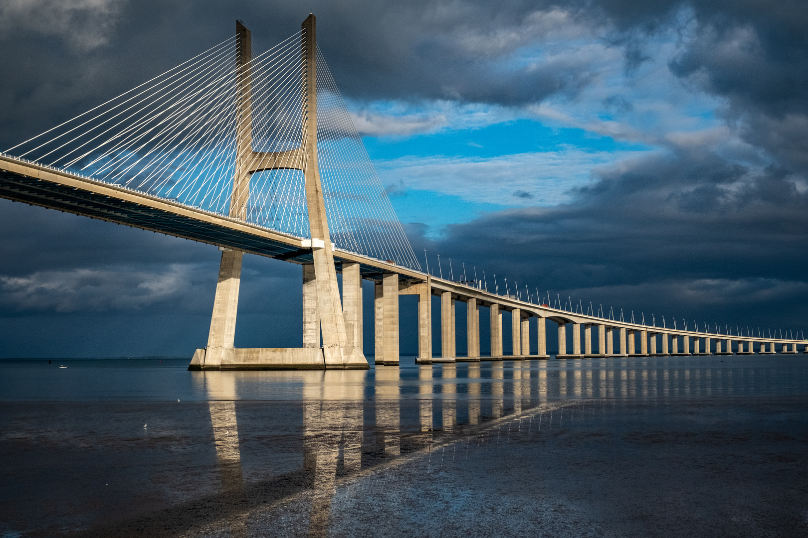 Vasco da Gama Brücke Foto & Bild | architektur, motive ...