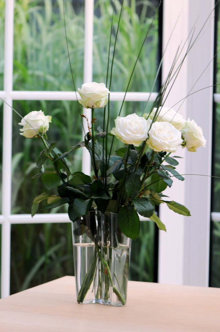 Vase Finlandia - mit weißen Rosen - ein Mitbringsel aus Helsinki