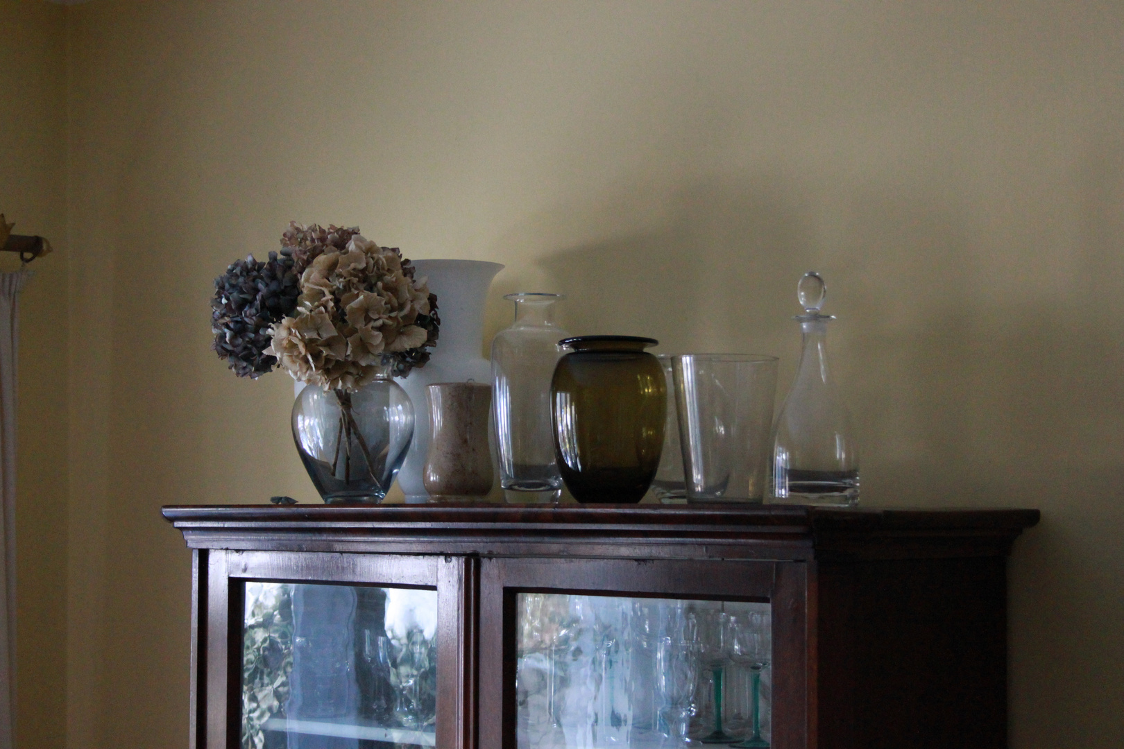 Vasen auf einem alten Schrank