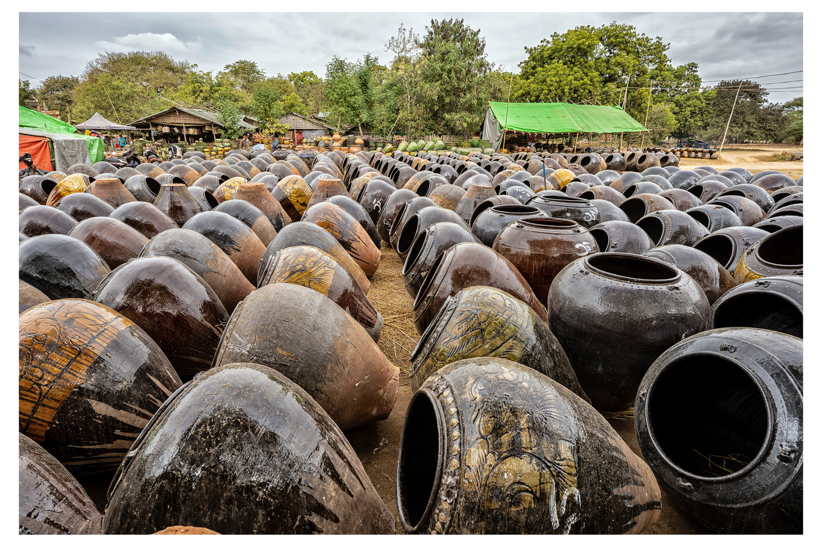 Vasensammlung in Myanmar