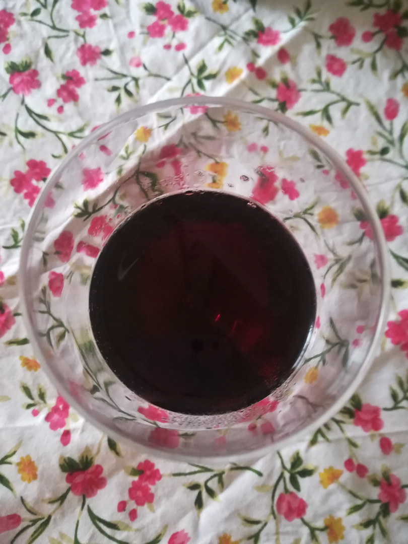 vaso  sobre mantel , vino sobre flores 