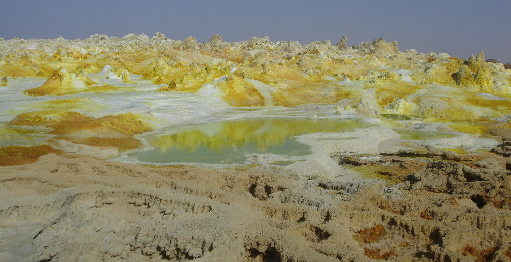 vasque verte d'acide et depot jaune de souffre