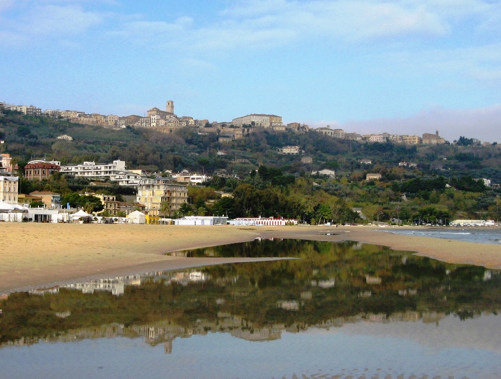 Vasto. La città si specchia nel suo golfo