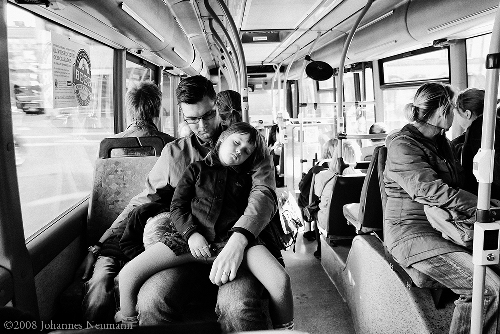 Vater mit Kindern im Bus in Stockholm