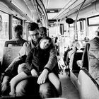 Vater mit Kindern im Bus in Stockholm