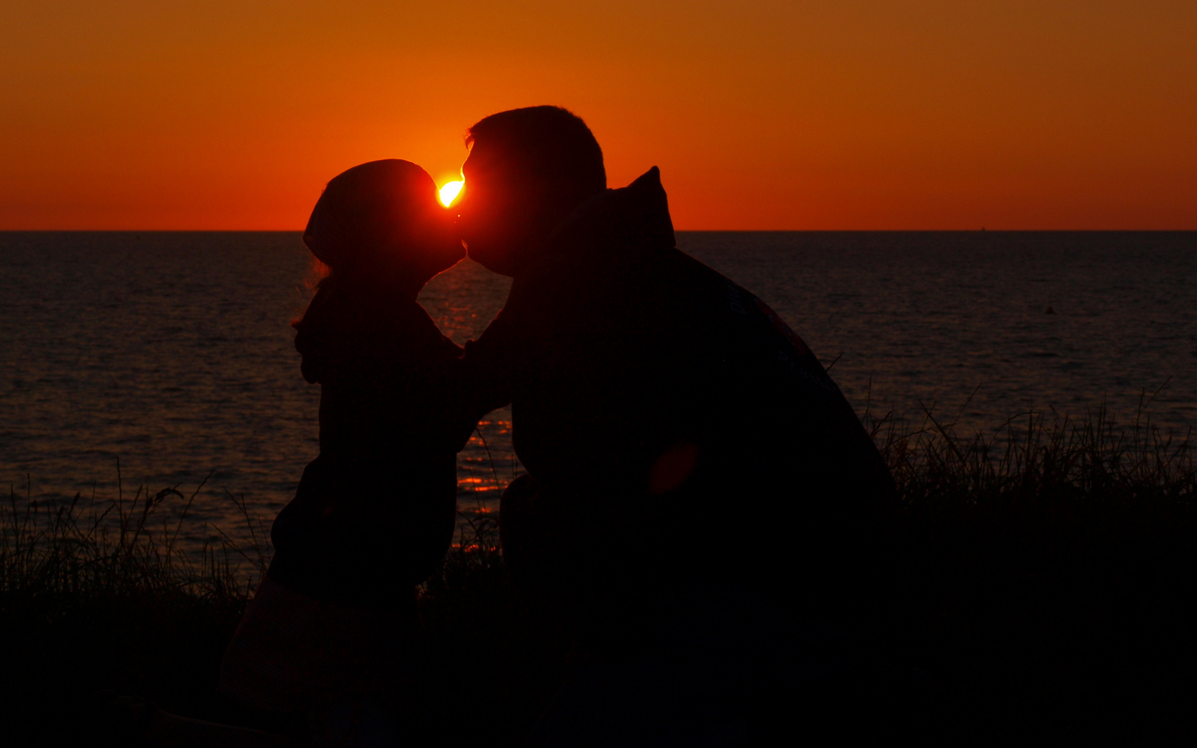 Vater mit Tochter vorm Sonnenuntergang die 2.