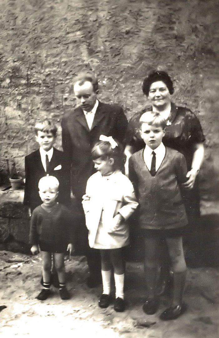 Vater, Oma und 4 Kinder vor 50 Jahren